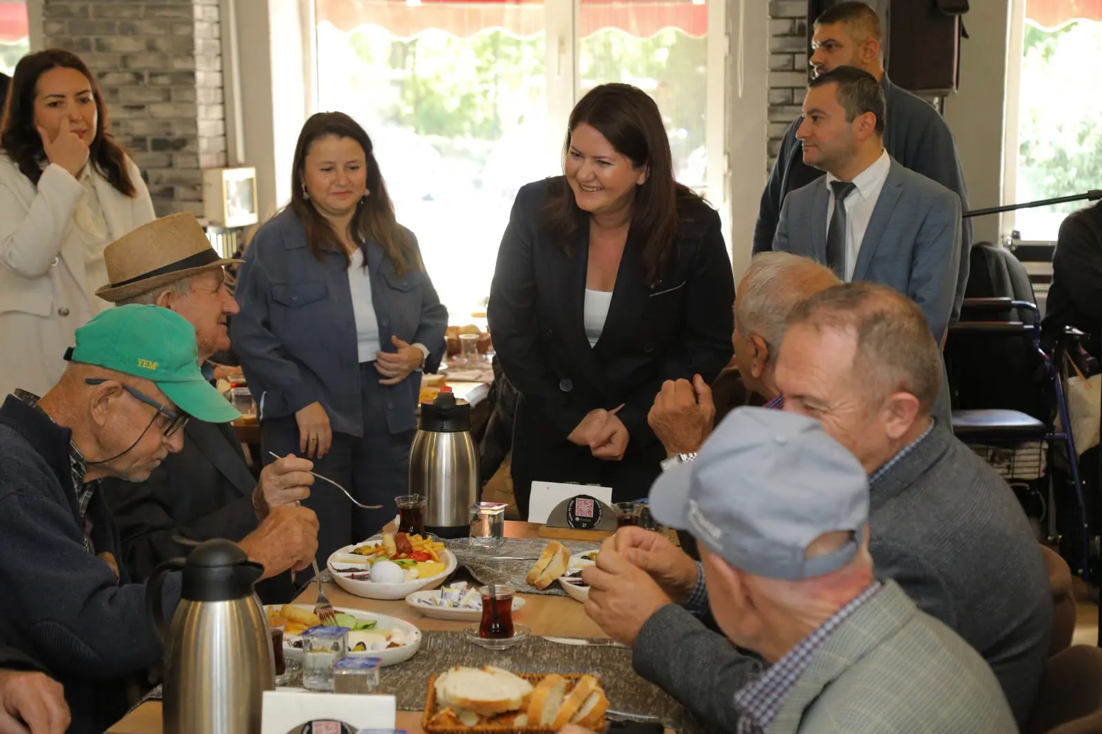 EDİRNE BELEDİYESİ DÜNYA YAŞLILAR GÜNÜ’NDE BÜYÜKLERİ BİR ARAYA GETİRDİ galeri görseli
